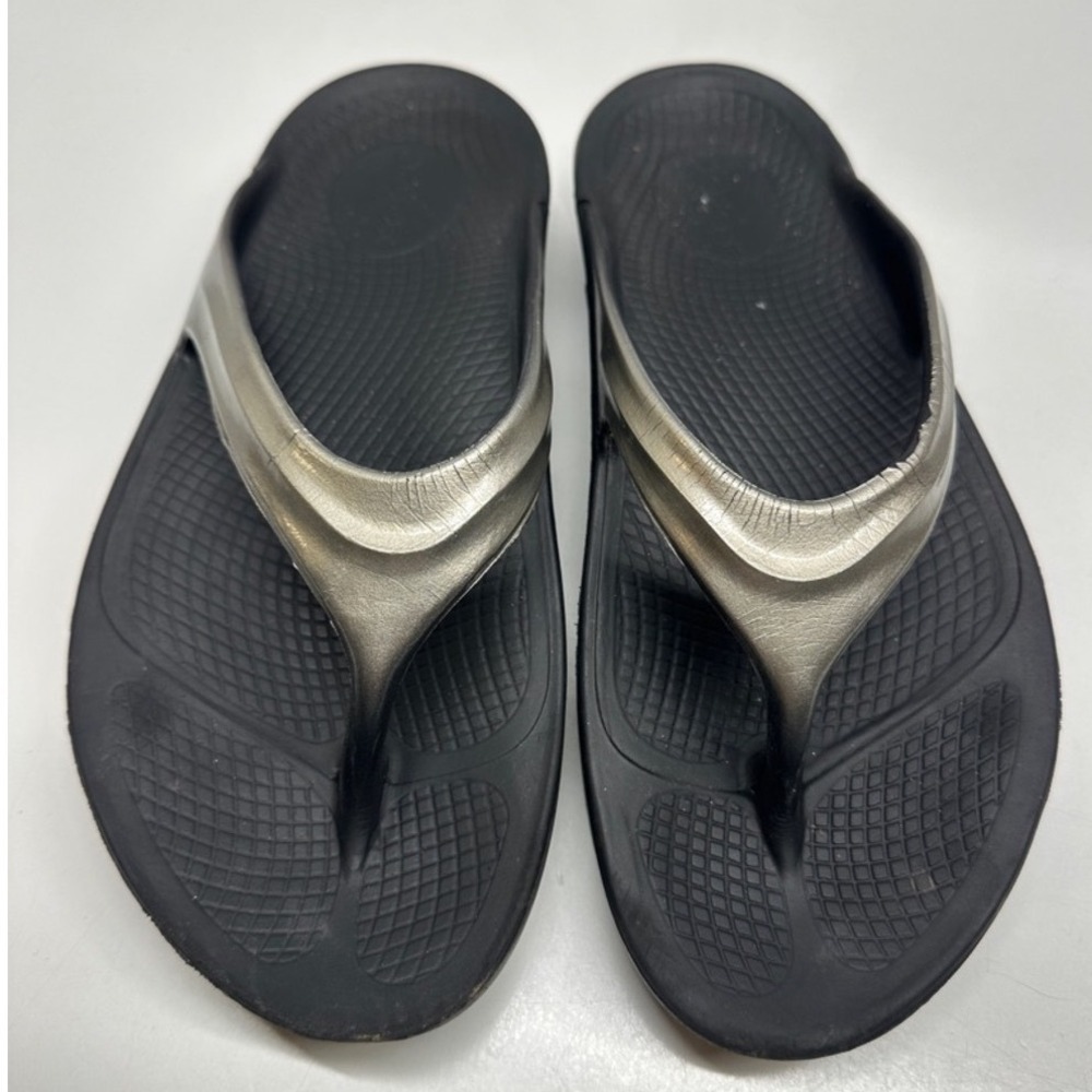 OOFOS OOlala Metallic Silver Black Recovery Flip Flop Sandals Womens Size 9